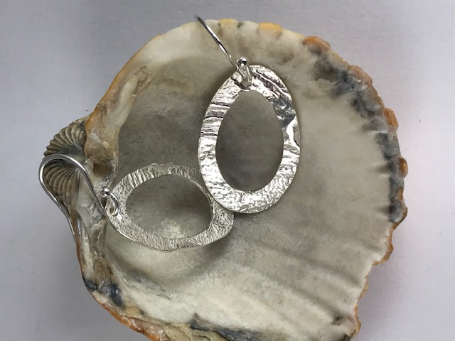 EA71. Reticulated Abstract Oval Earrings - Image 2