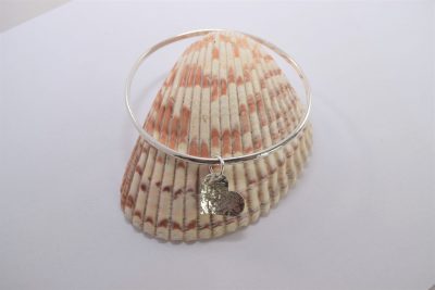 BA03. Hammered bangle with heart charm