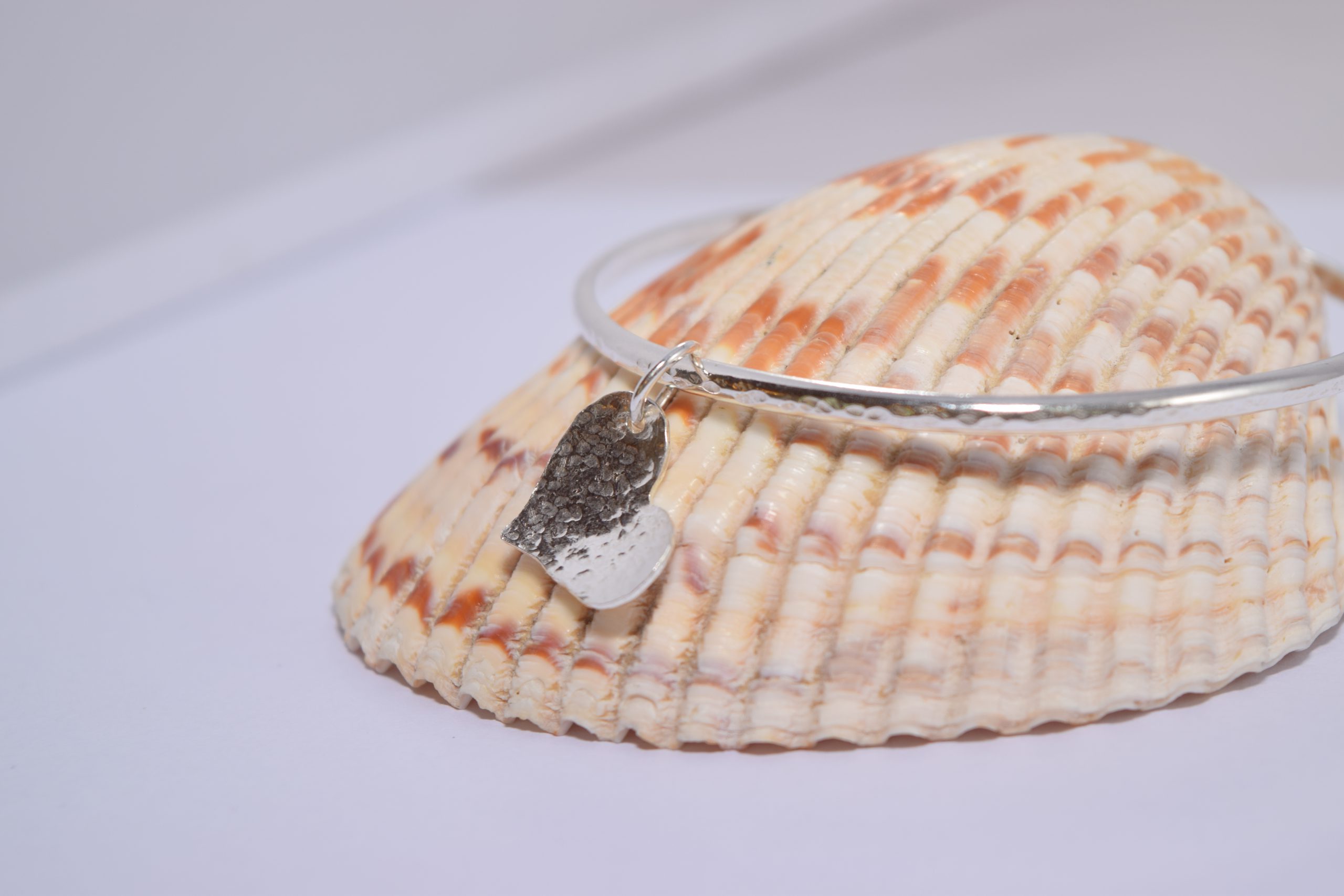 BA03. Hammered bangle with heart charm - Image 2