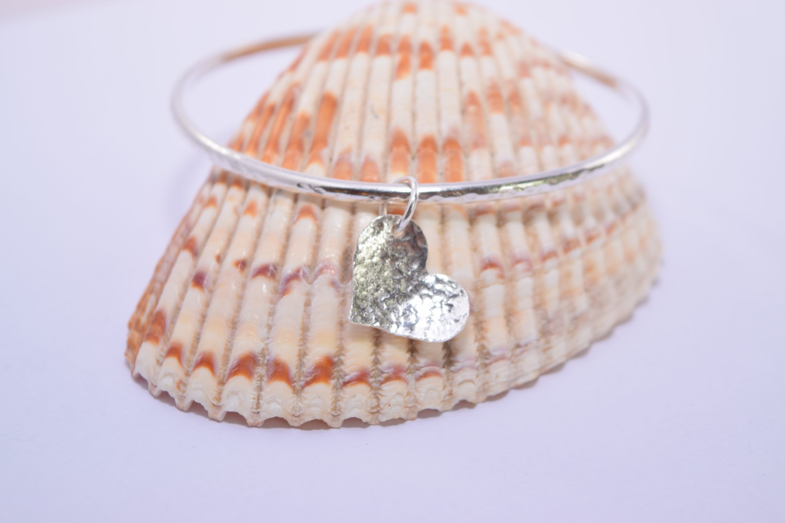 BA03. Hammered bangle with heart charm - Image 3