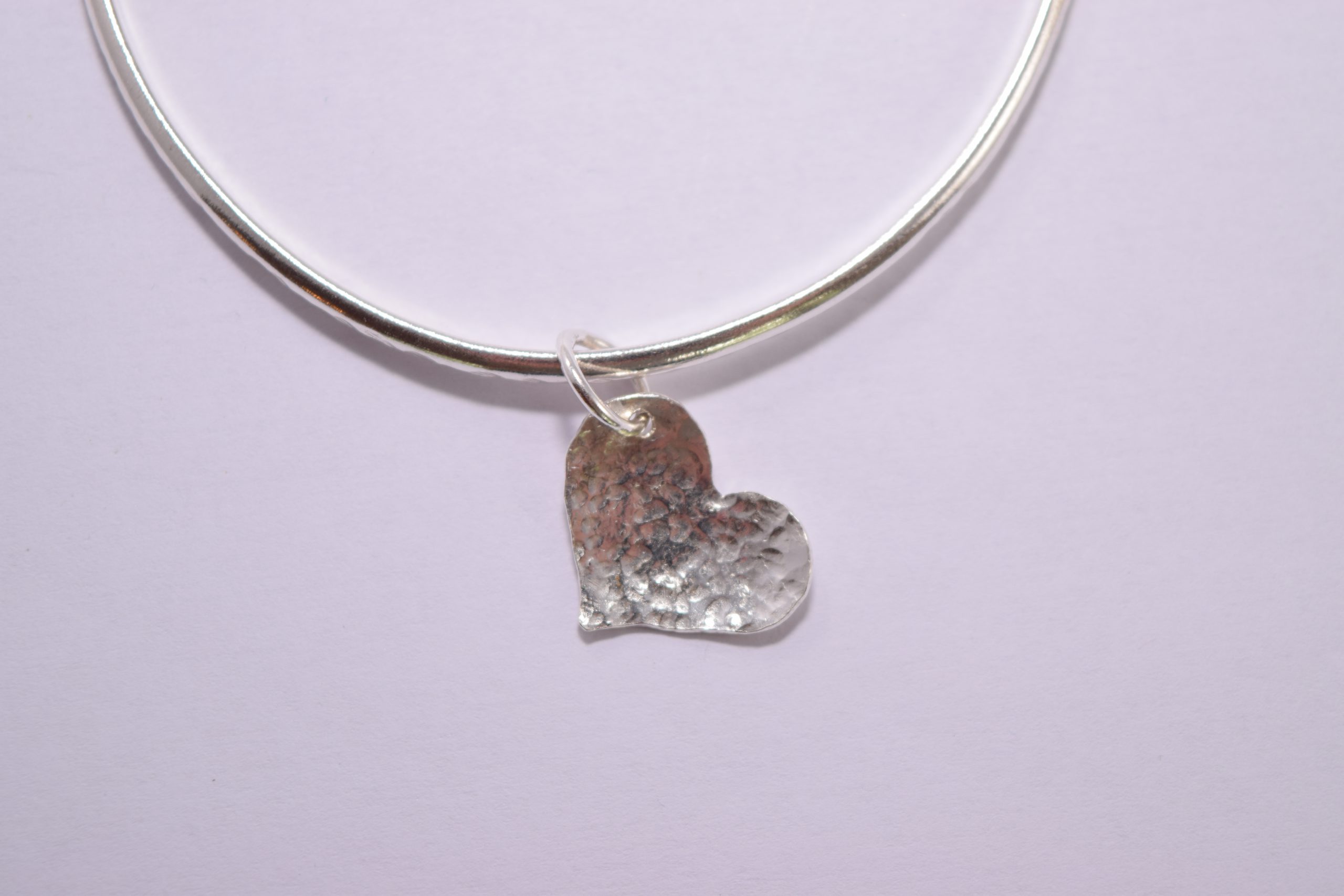 BA03. Hammered bangle with heart charm - Image 4