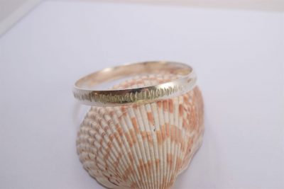 BA05. Silver vertical hammered bangle.