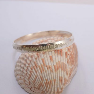 BA05. Silver vertical hammered bangle.
