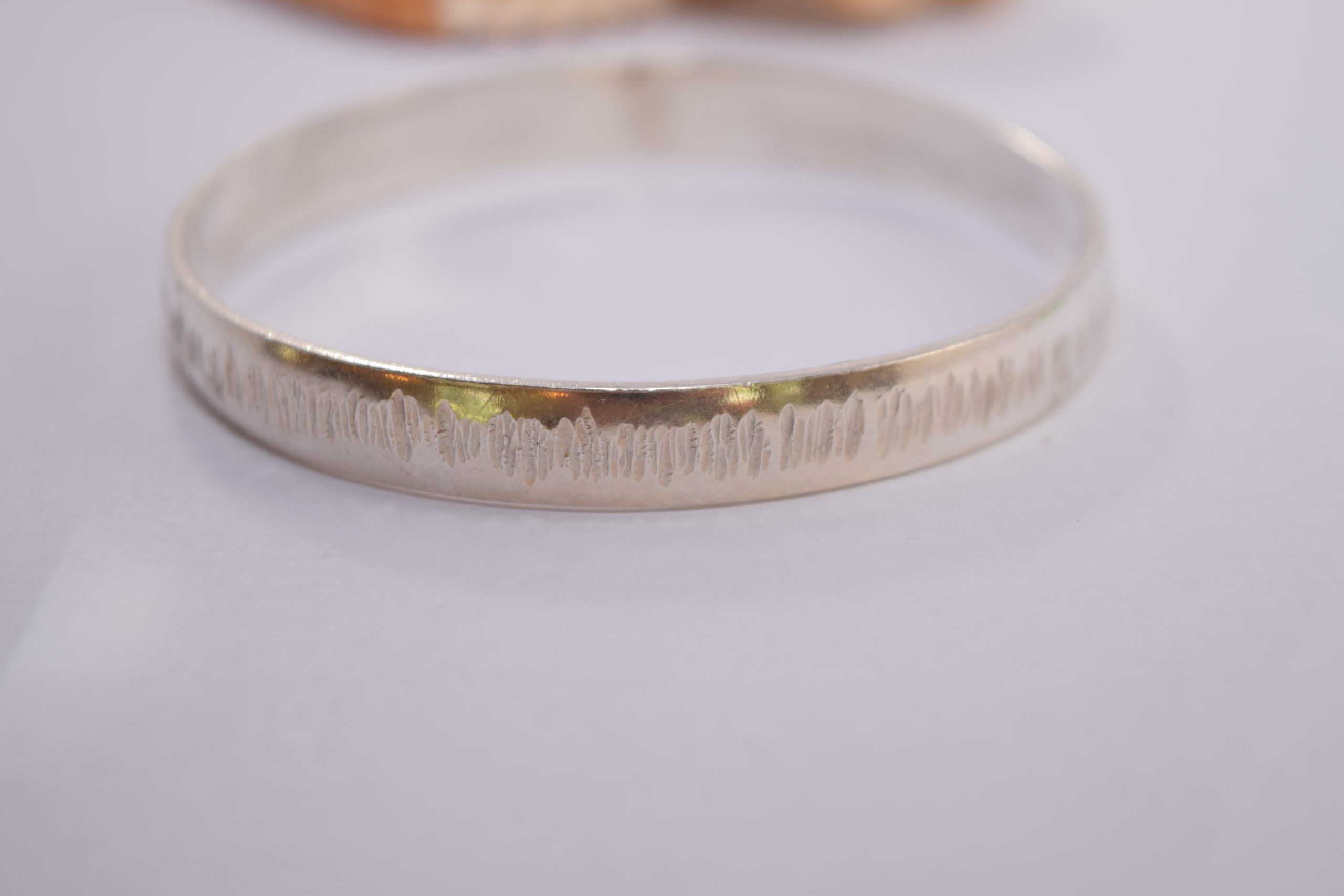 BA05. Silver vertical hammered bangle. - Image 2