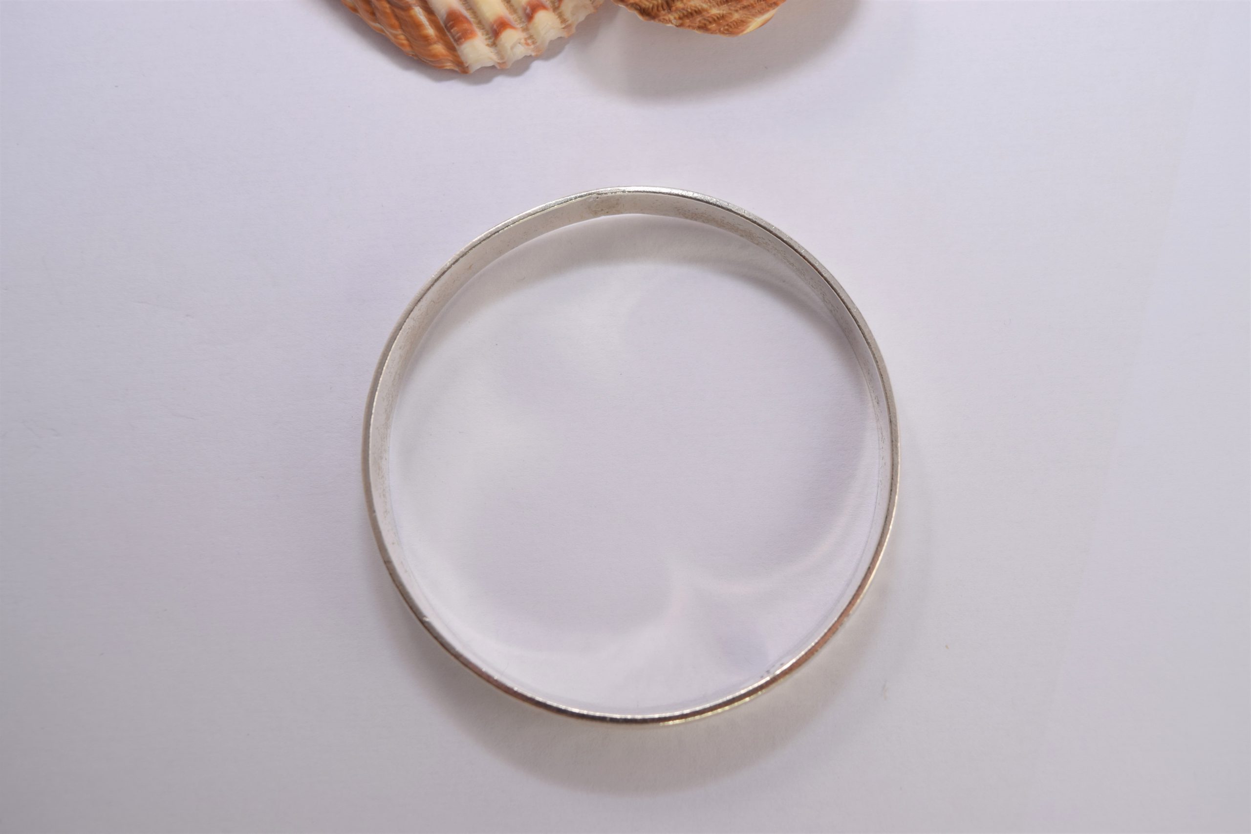 BA05. Silver vertical hammered bangle. - Image 3