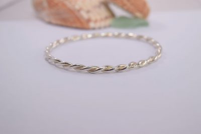 BA06. Twisted silver bangle