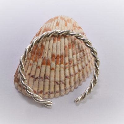 BA07. Twisted open bangle