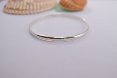 BA08. Plain silver round bangle