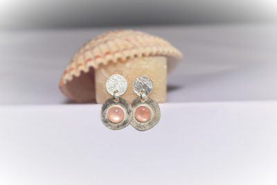 EA77. Reticulated silver drop earrings with mother of pearl stones