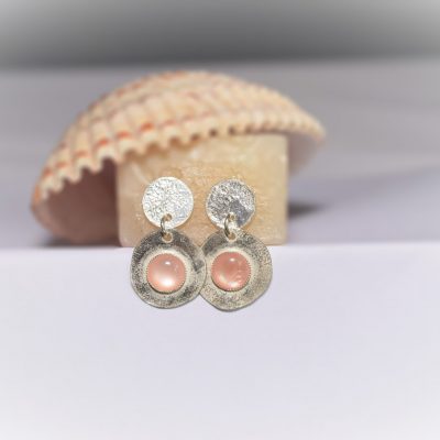 EA77. Reticulated silver drop earrings with mother of pearl stones