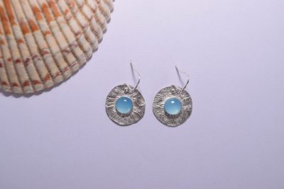 EA73. Reticulated round silver earrings with blue Chalcedony stone
