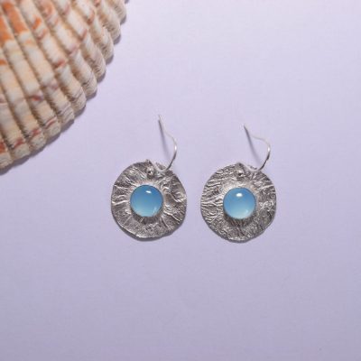 EA73. Reticulated round silver earrings with blue Chalcedony stone