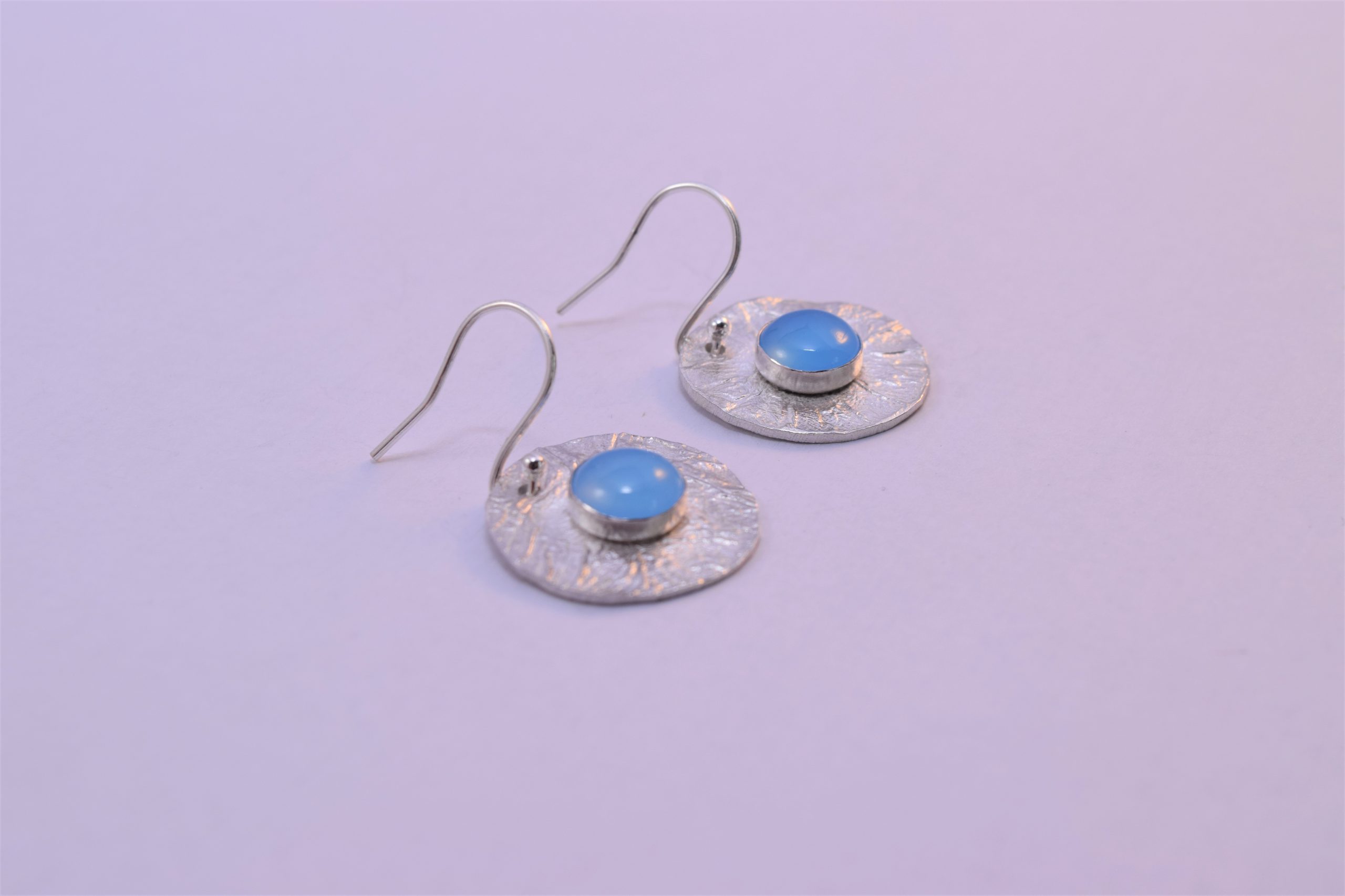 EA73. Reticulated round silver earrings with blue Chalcedony stone - Image 2