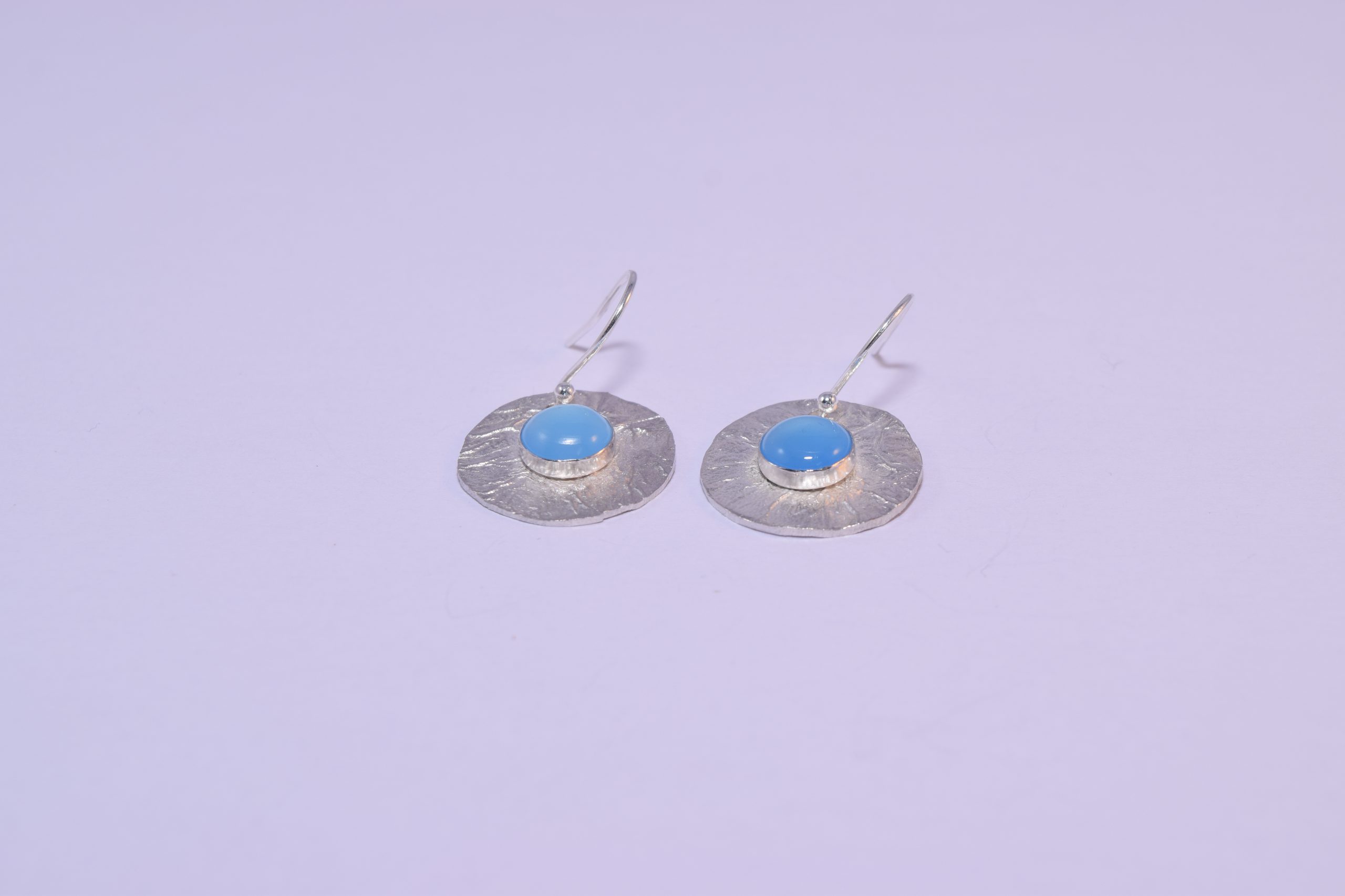 EA73. Reticulated round silver earrings with blue Chalcedony stone - Image 3