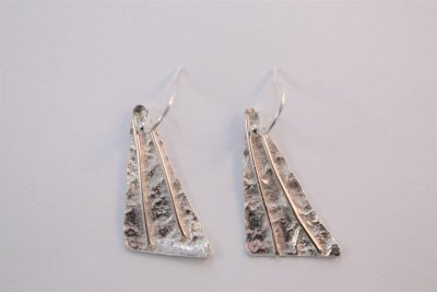 EA12. Reticulated triangular earrings