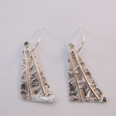 EA12. Reticulated triangular earrings