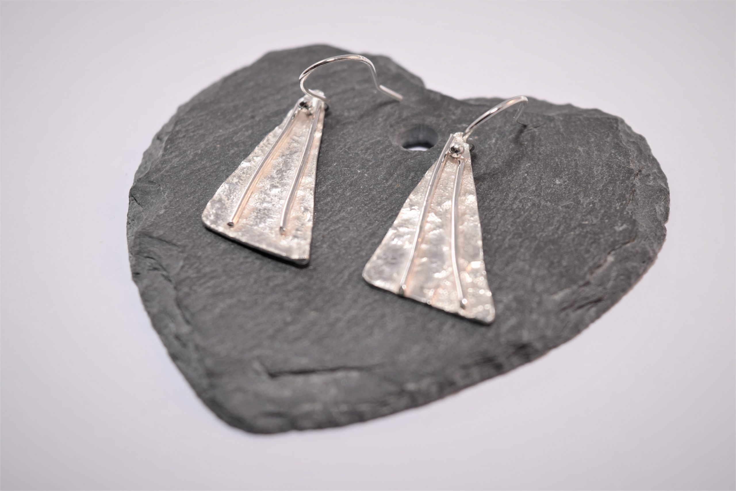 EA12. Reticulated triangular earrings - Image 2