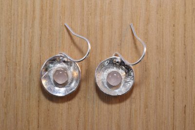EA13. Domed circular earrings with rose quartz stone