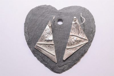 EA14. Triangular reticulated silver earrings