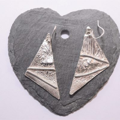 EA14. Triangular reticulated silver earrings