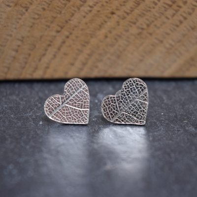 EA17. Small heart studs with leaf print
