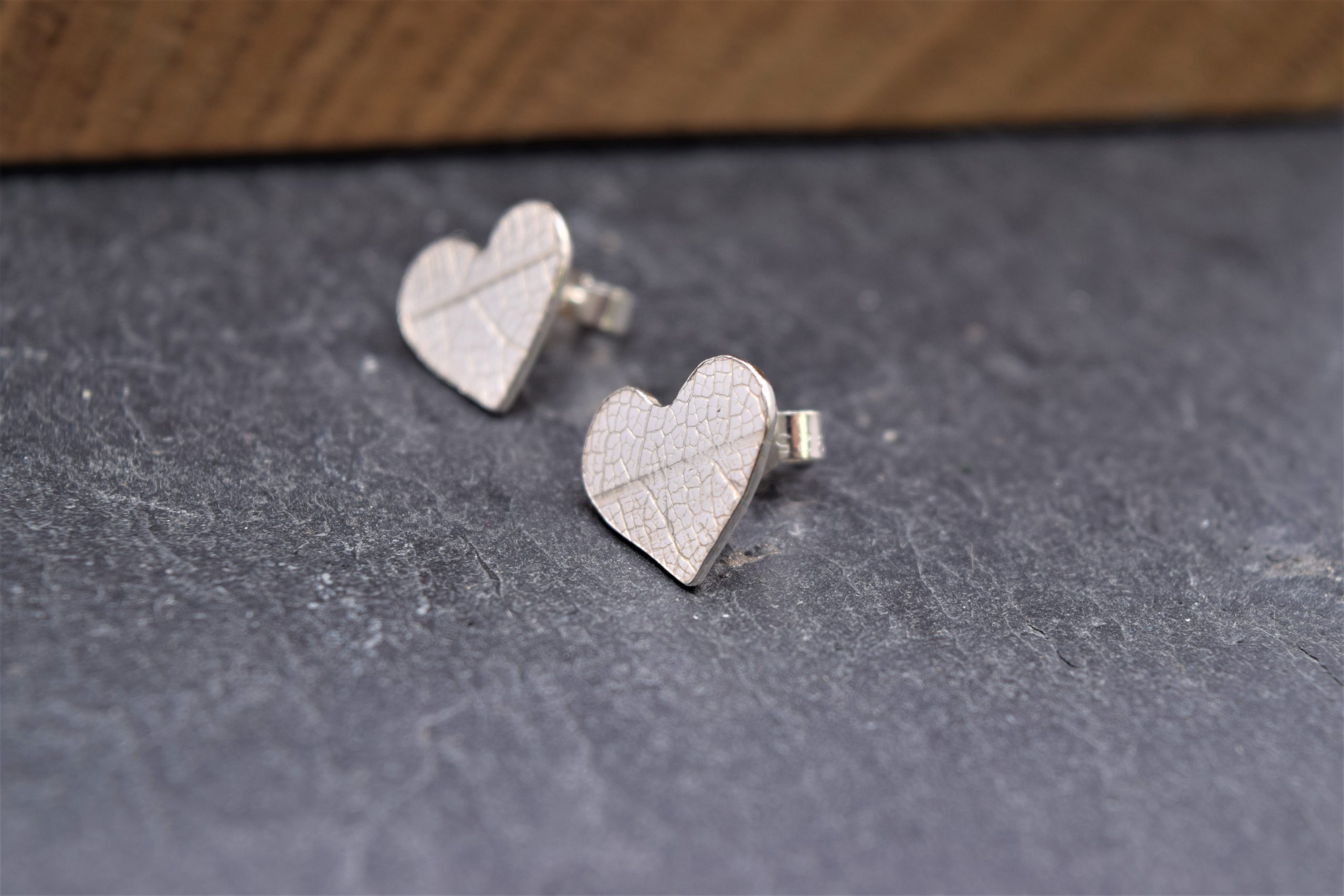 EA17. Small heart studs with leaf print - Image 2