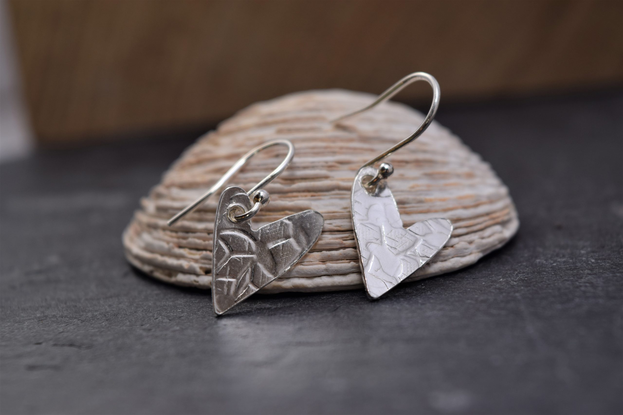 EA28. Small textured silver hearts - Image 2
