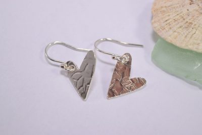 EA28. Small textured silver hearts