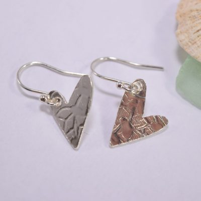 EA28. Small textured silver hearts