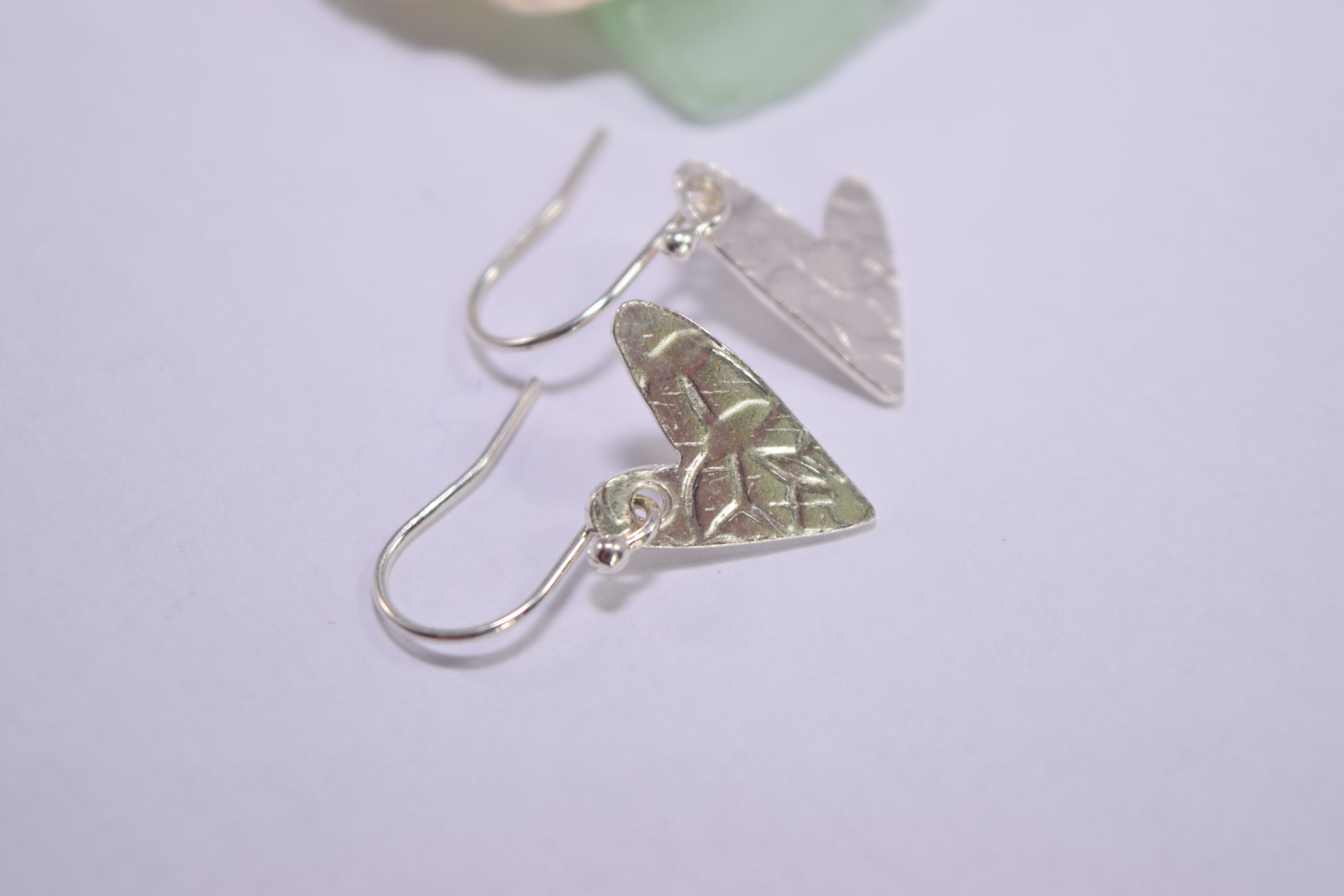 EA28. Small textured silver hearts - Image 3