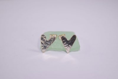 EA29. Small patterned heart studs