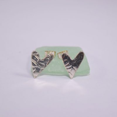 EA29. Small patterned heart studs