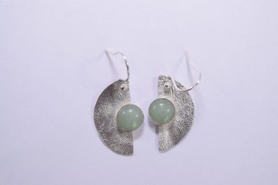 EA32. Half moon reticulated silver earrings with Aventurine stone