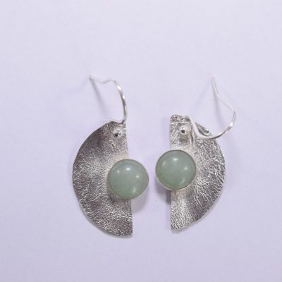 EA32. Half moon reticulated silver earrings with Aventurine stone