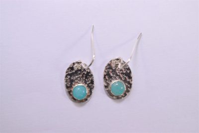 EA34. Hammered oval earrings with Amazonite stone