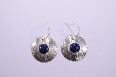 EA37. Textured circular silver earrings with Lapis Lazuli