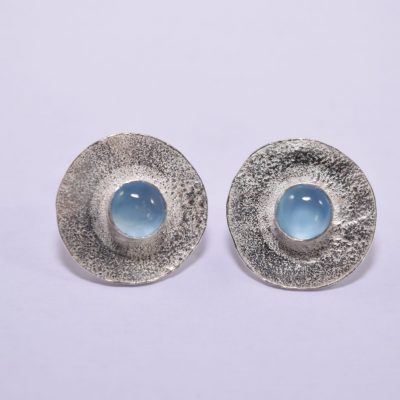 EA38. Reticulated silver circle earrings with Chalcedony stone