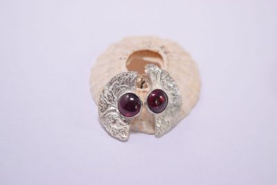 EA39. Half moon reticulated silver earrings with A Garnet stone with post back