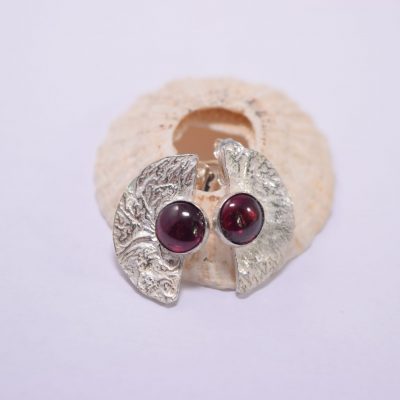 EA39. Half moon reticulated silver earrings with A Garnet stone with post back