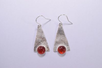 EA40. Reticulated drop triangles with a Carnelian stone
