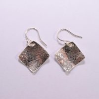EA46. Diamond shape silver earrings with flower print
