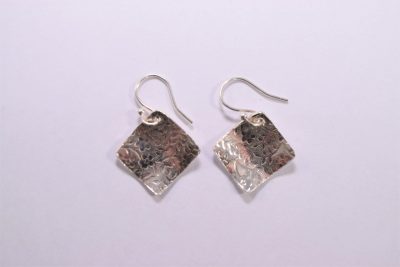 EA46. Diamond shape silver earrings with flower print