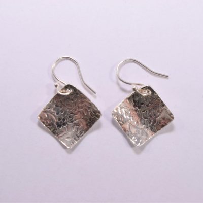 EA46. Diamond shape silver earrings with flower print