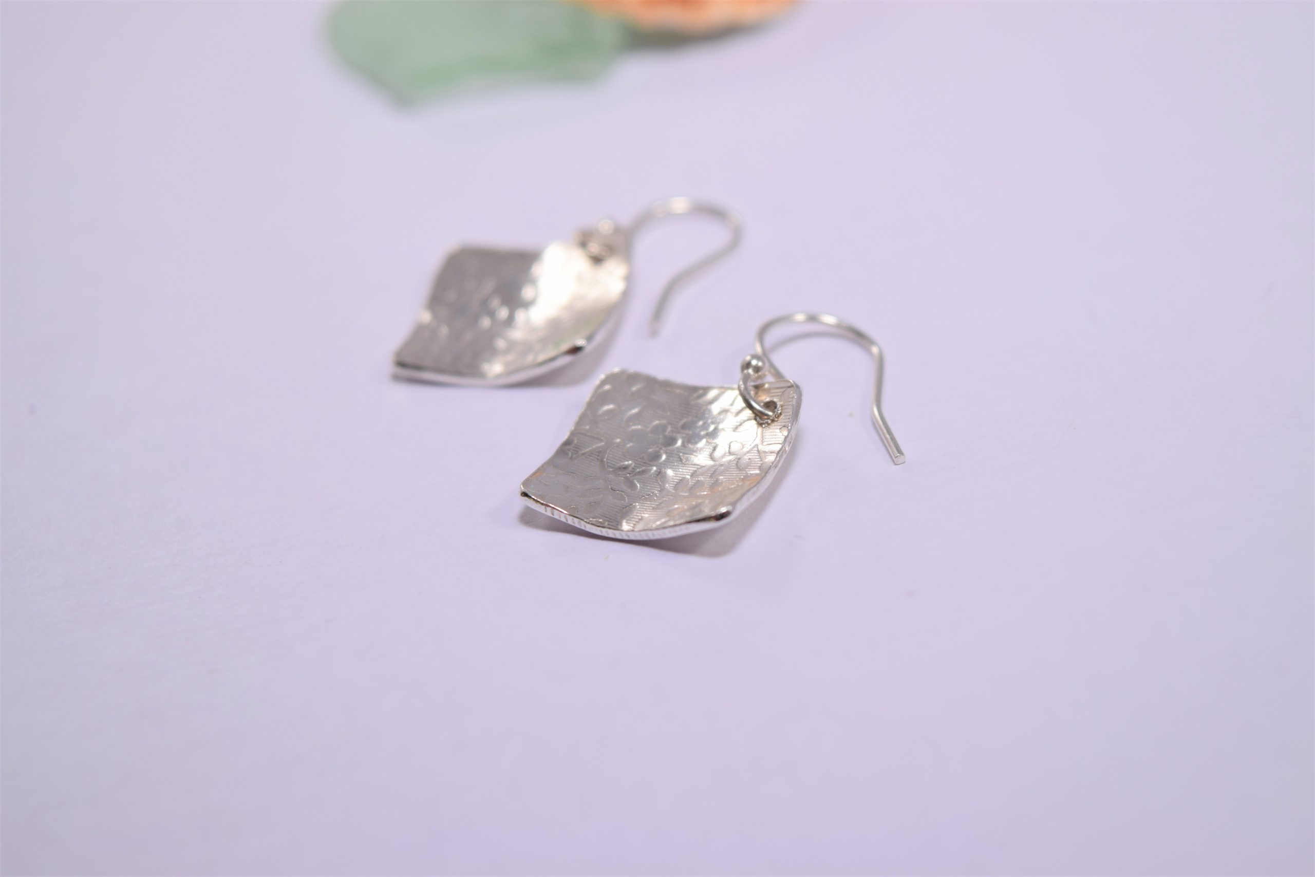 EA46. Diamond shape silver earrings with flower print - Image 2