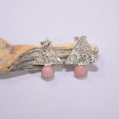 EA50. Reticulated stud triangles with pink opals