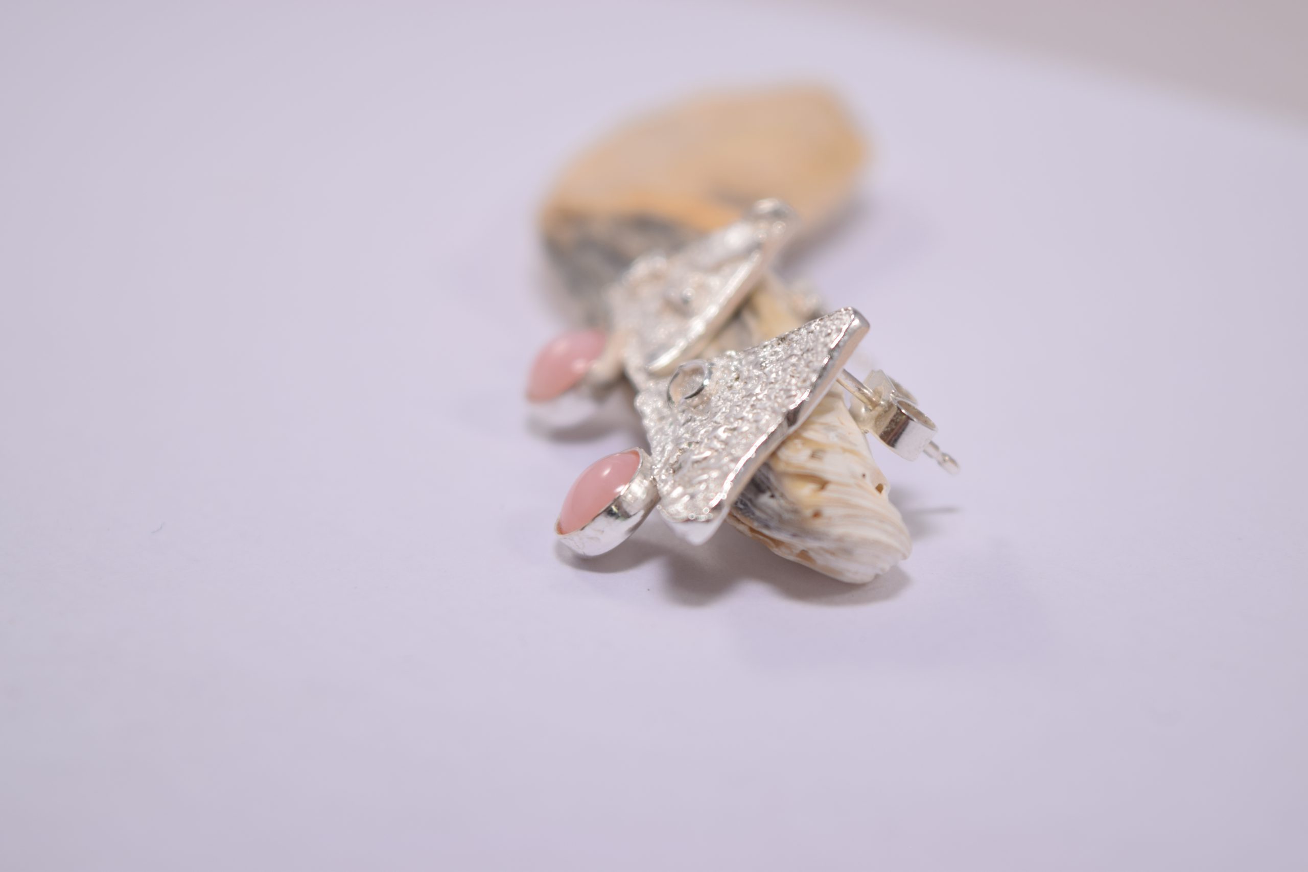 EA50. Reticulated stud triangles with pink opals - Image 2