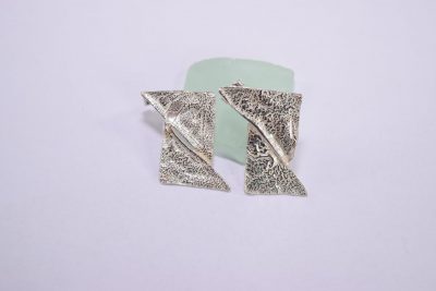 EA51. Reticulated triangles earrings