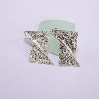 EA51. Reticulated triangles earrings