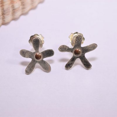 EA56. Daisy earrings with copper centre