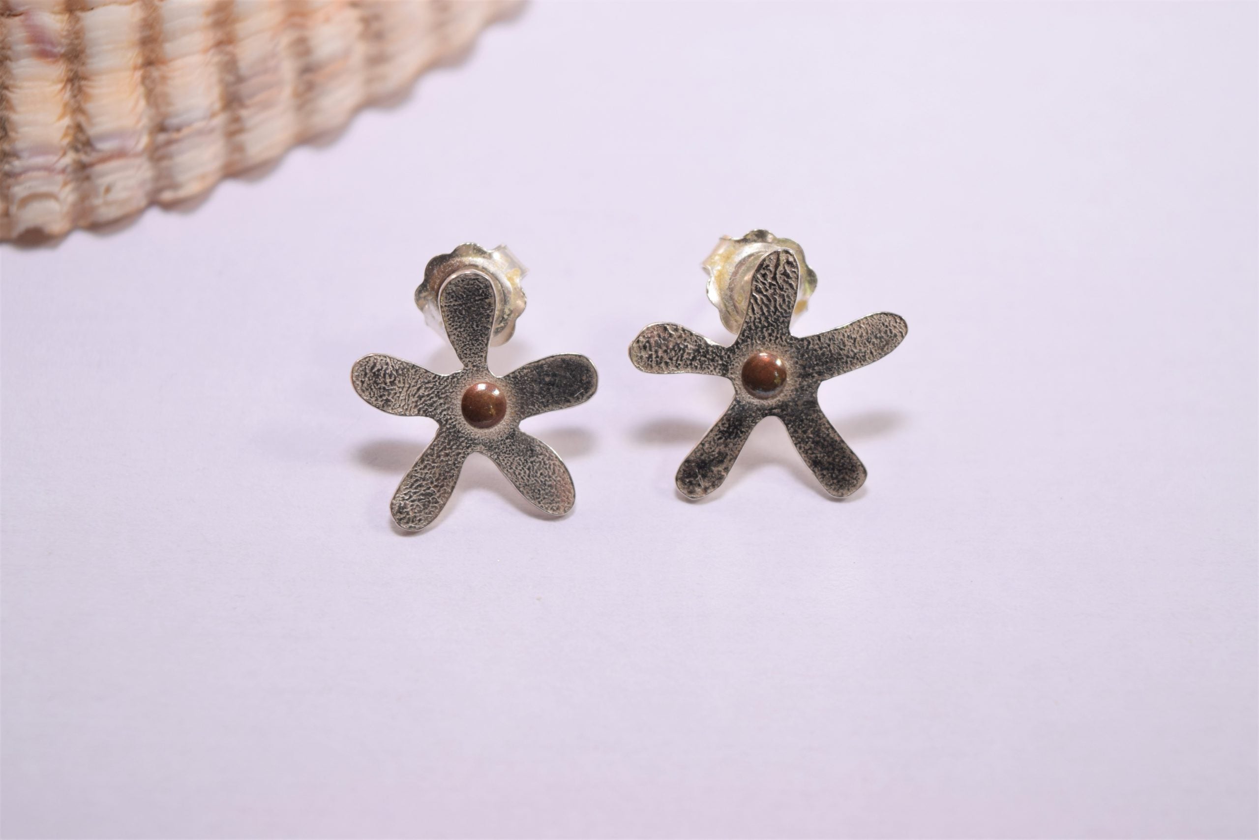 EA56. Daisy earrings with copper centre